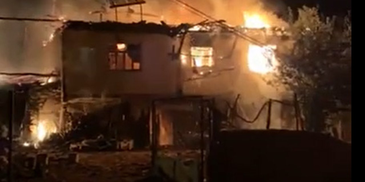 2 katlı ahşap ev alev topuna döndü