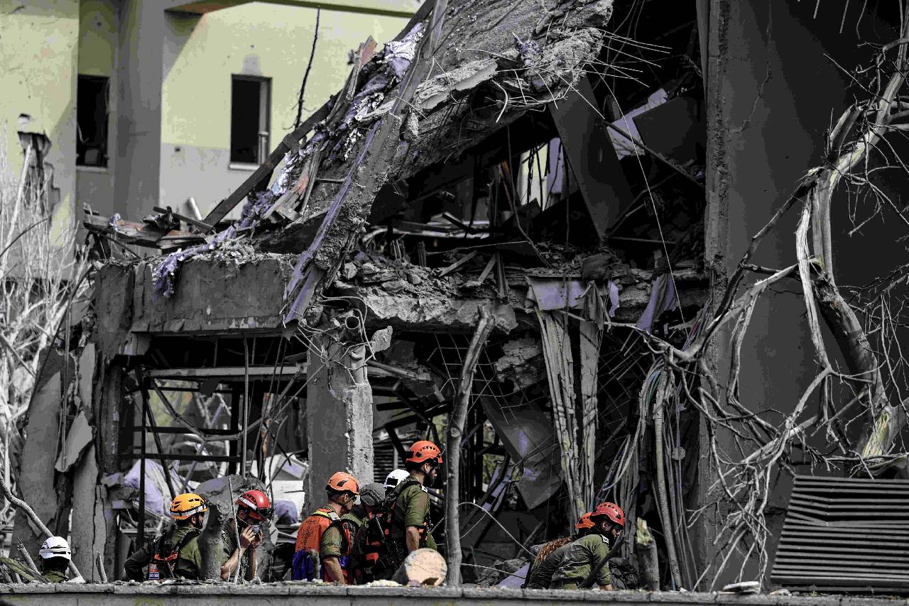 İran'ın füzeleri Tel Aviv yakınlarındaki Ness Ziona'a isabet etti