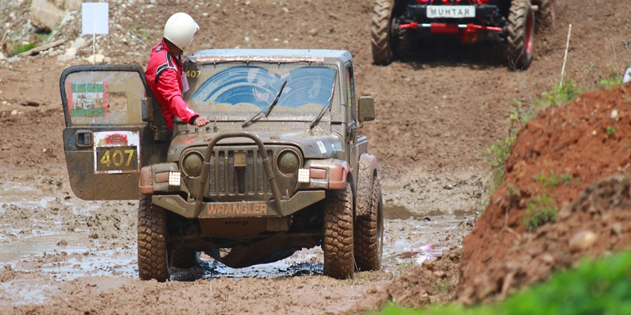 Rize'de çamurlar içinde yarışıp engebeleri aştılar