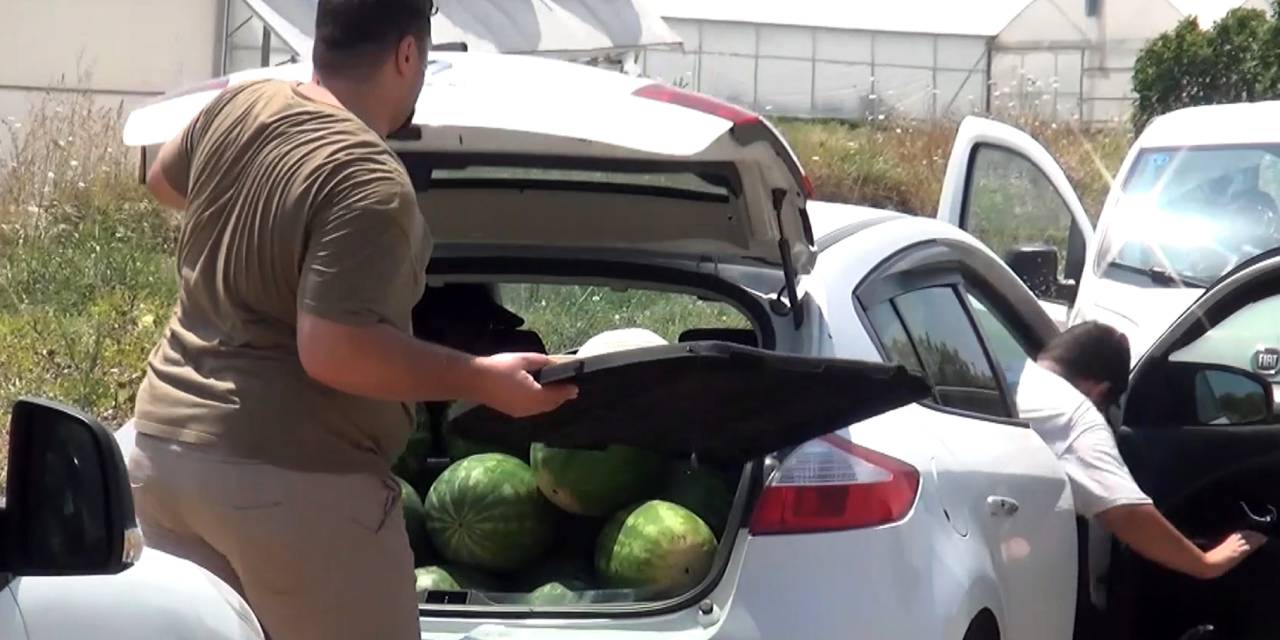 Zararına satmaktansa halka bedava dağıttı: Binlerce kişi akın etti