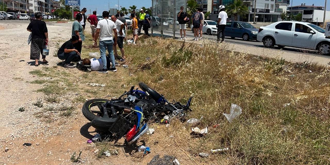 Motosiklet otobüs durağına çarptı: Metrelerce savruldular