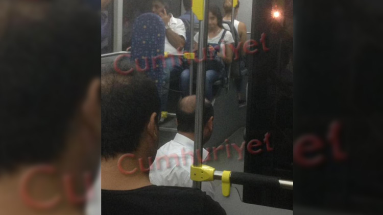 İstanbul'da şoför, yolcular içindeyken halk otobüsünü durdurup namaz kıldı!