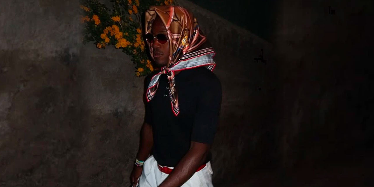 Süper Lig'den ayrılır ayrılmaz eşarbını takıp sokağa çıktı