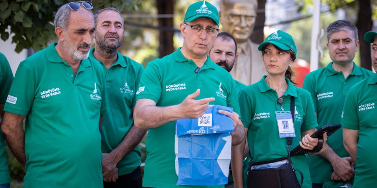 İzmir'de geri dönüşümde yeni adım! Başkan Tugay QR kodlu poşet dağıttı