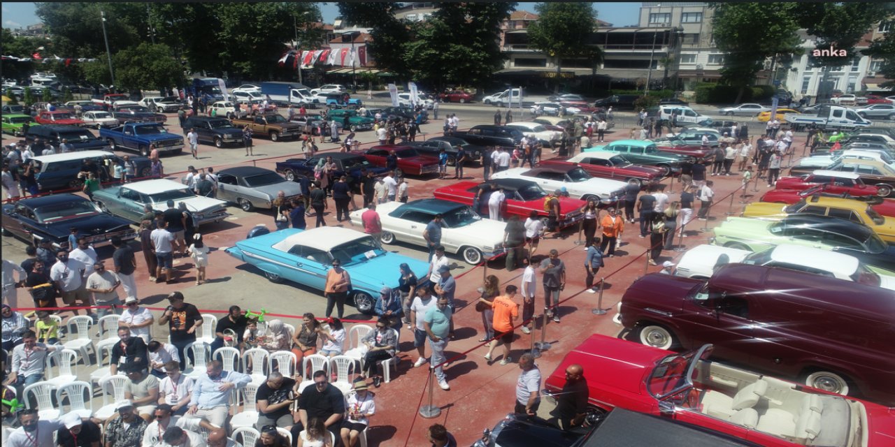 Klasik otomobil tutkunları Tuzla'ya akın etti:  Sokaklar zaman tüneline girdi
