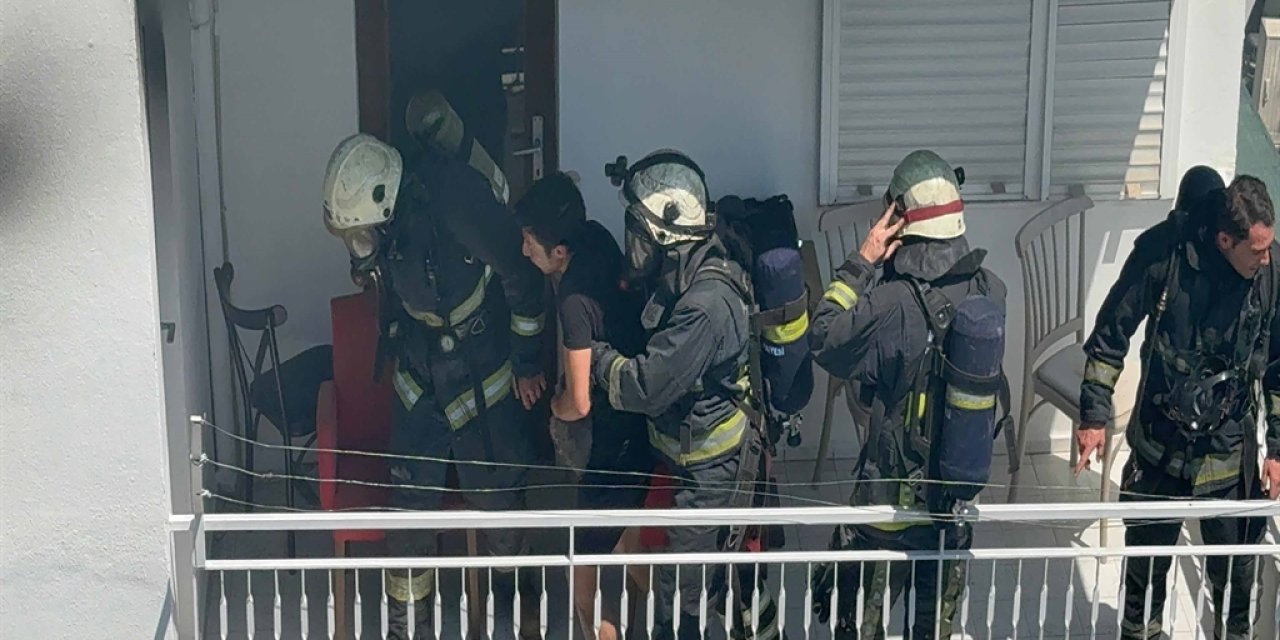 Alevlerin içindeyken bile kedisinden vazgeçmedi
