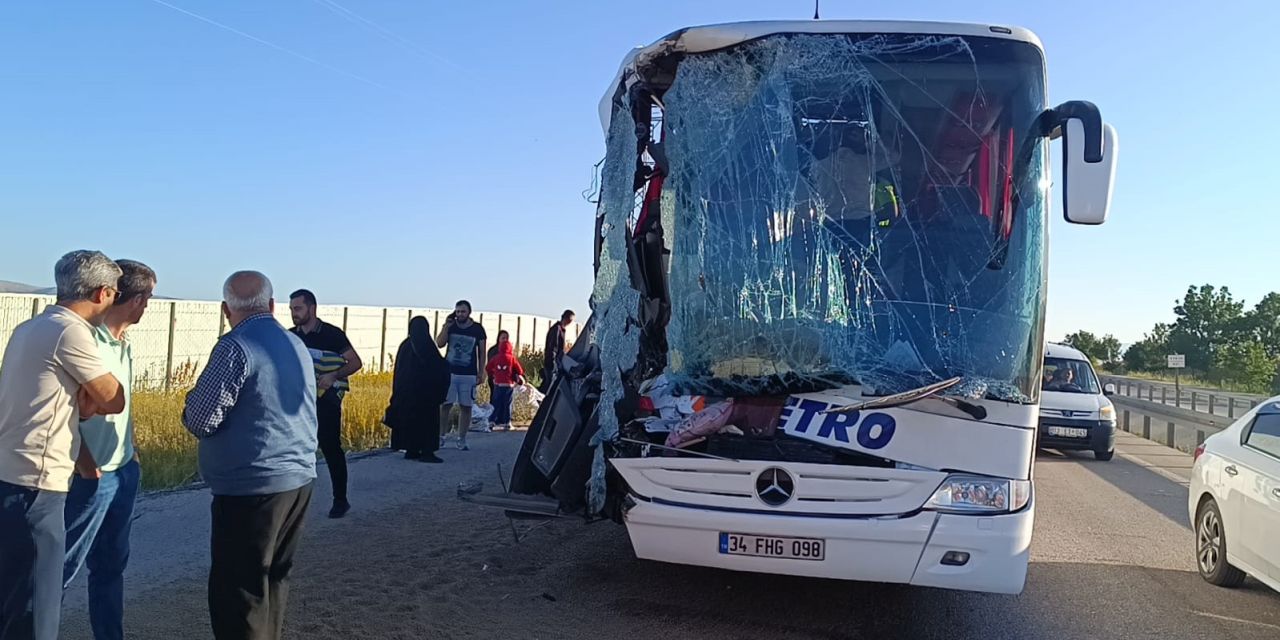Afyon'da yolcu otobüsü TIR'a çarptı: Yaralı sayısı 26'ya çıktı