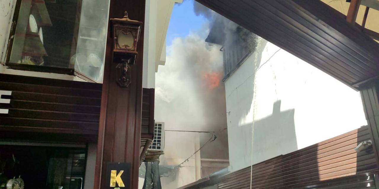 Tarihi çarşıda yangın paniği! Dükkanlar boşaltıldı