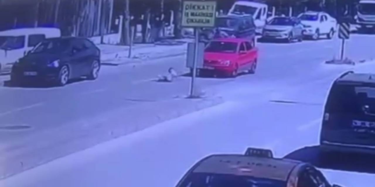 Koşarak yola fırlayan çocuğa otomobil çarptı! O anlar kamerada
