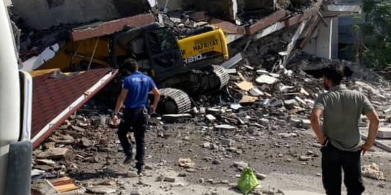 Hatay'da facia! Bina iş makinesinin üzerine devrildi