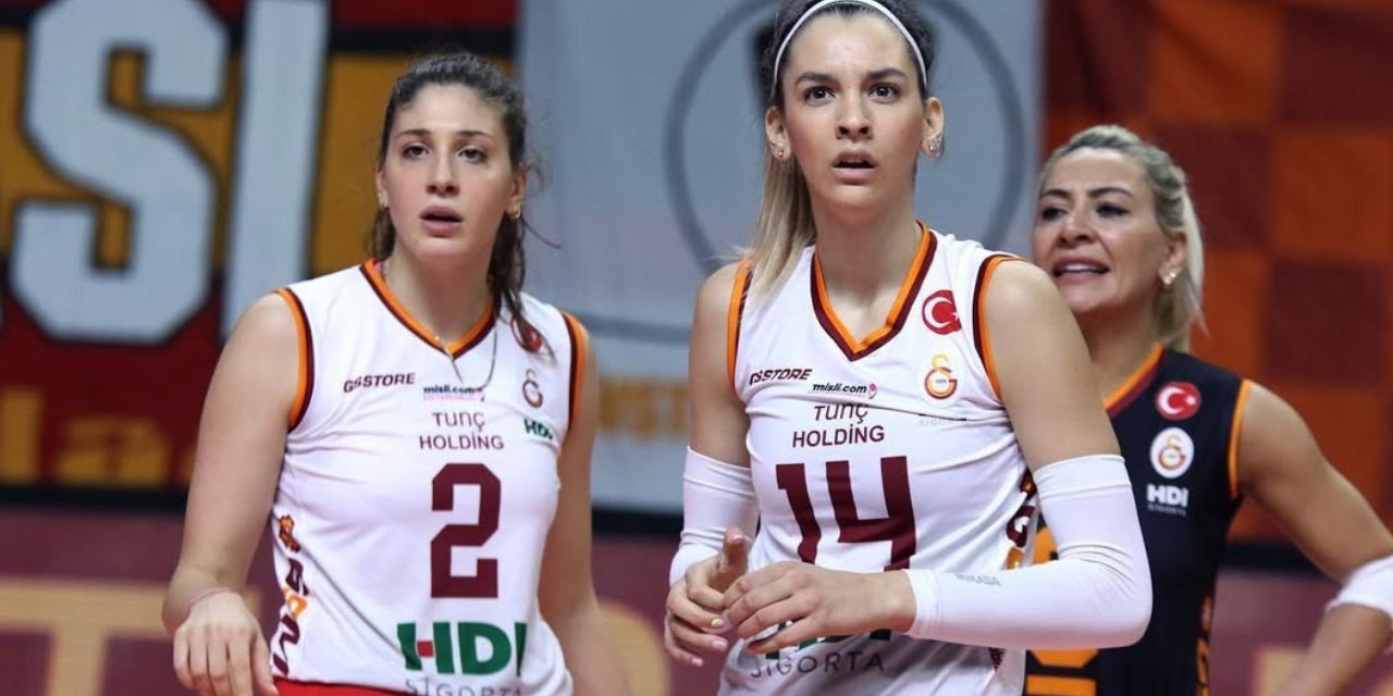 Galatasaraylı güzel voleybolcunun sevgilisi bakın kim çıktı? Birlikte kumsala uzanıp poz verdi