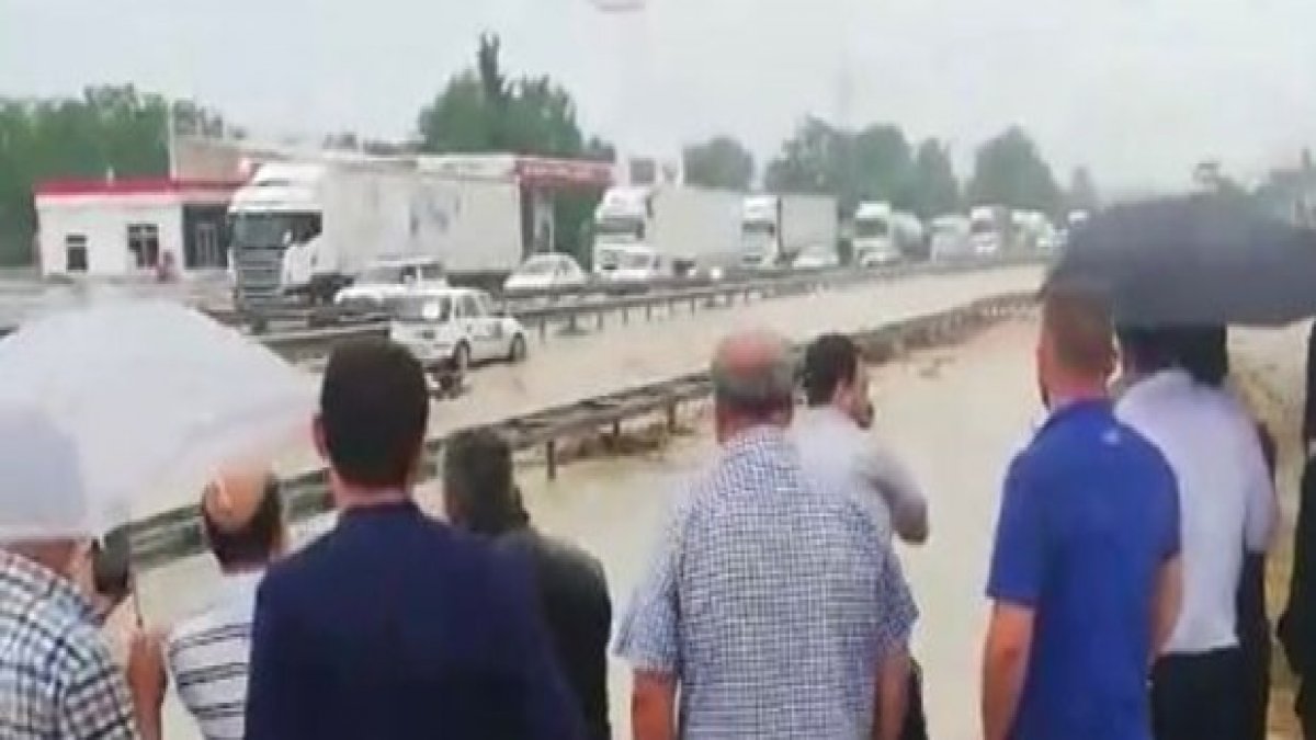E-5'te sel! Karayolu iki yönlü trafiğe kapandı