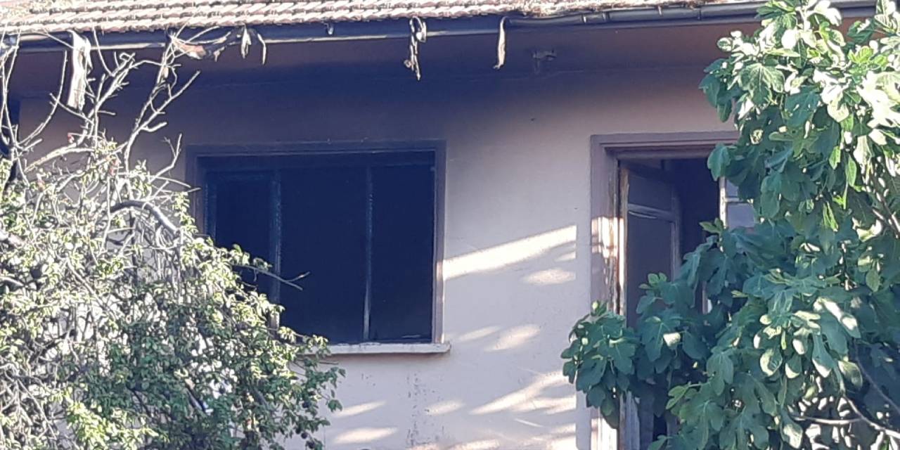 Kocaeli'de 2 katlı binayı ateşe verip kaçtılar