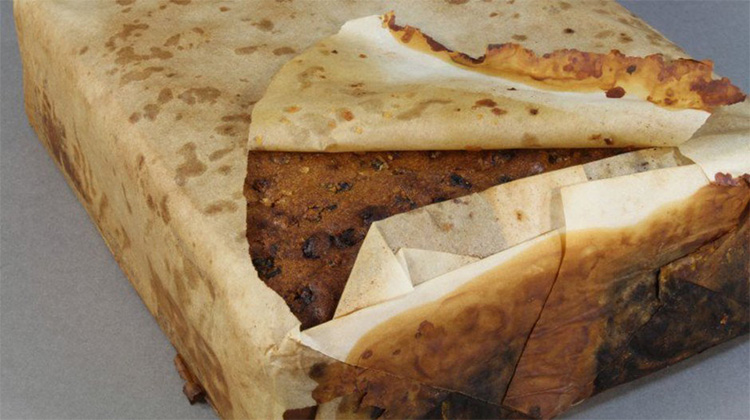 Antarktika'da hala yenilebilir görünen 100 yıllık kek bulundu