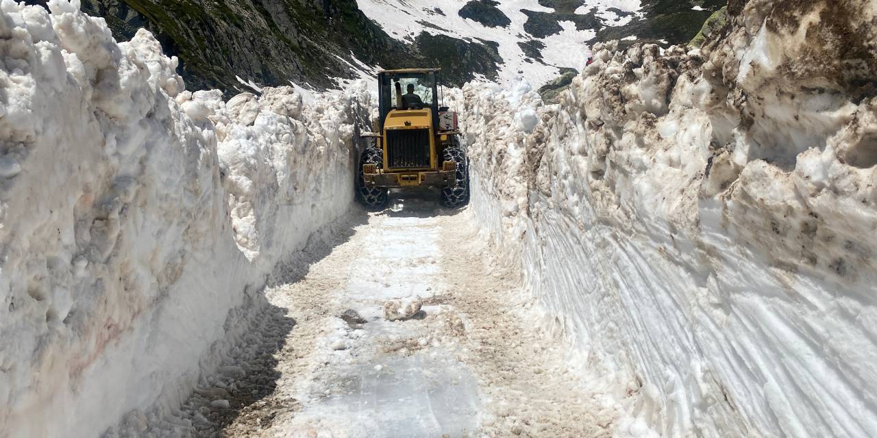 Kar kalınlığı 5 metreyi aştı: Türkiye kavrulurken orası donuyor