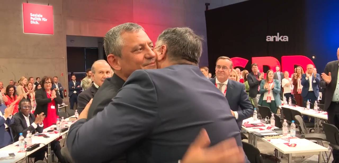 Özgür Özel Almanya'da ayakta alkışlandı