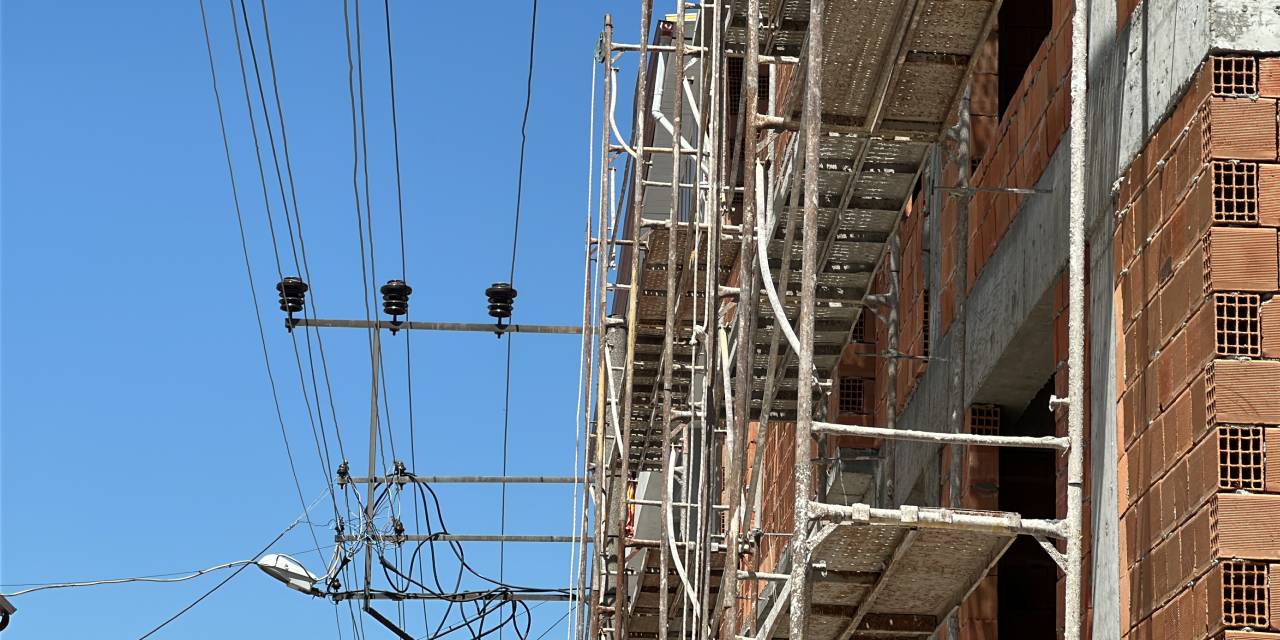 İskeleye çıkan işçi 4'ncü katta elektrik akımına kapıldı