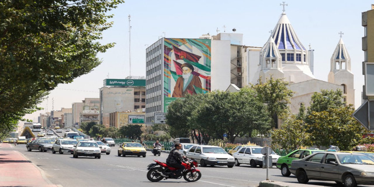 Tahran'da toplu cenaze törenleri nedeniyle tatil edildi