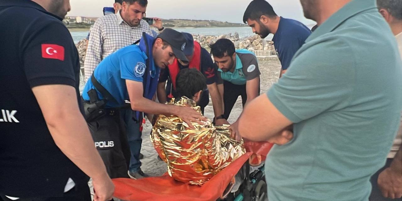 Van Gölü'nde akıntıya kapıldı: Deniz polisi kurtardı