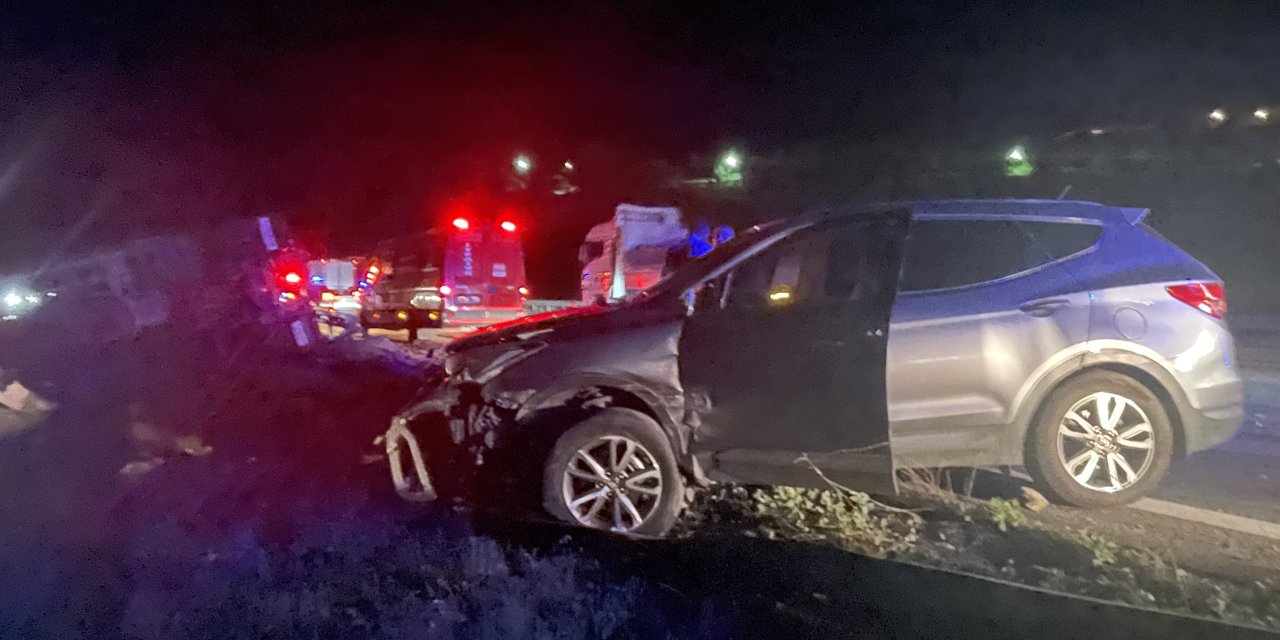 Ciple çarpışan tır refüje devrildi: Yaralılar var