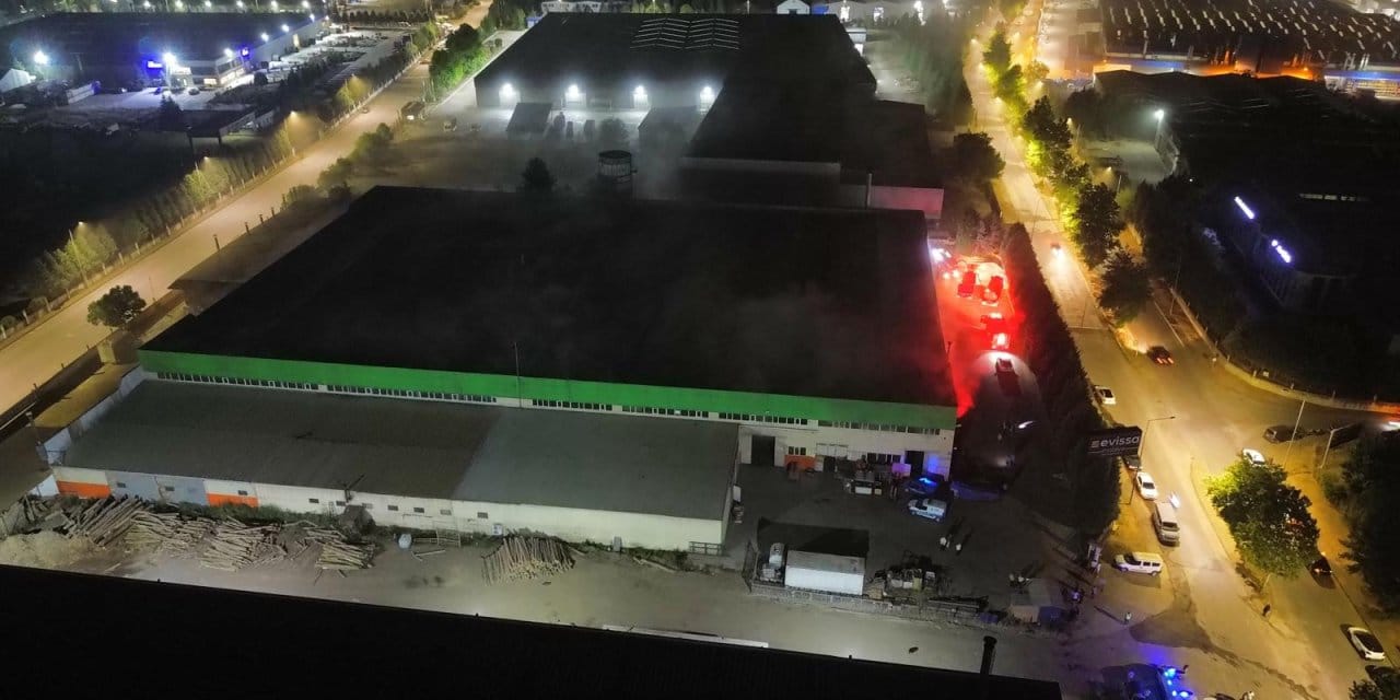 Sanayi bölgesinde yangın: Mobilya fabrikasında hasar oluştu
