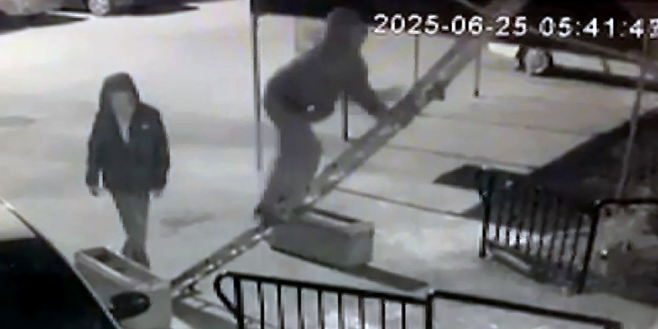 Hırsızların 'yok artık' dedirtecek rahatlığı! Merdiven dayayıp soyup soğana çevirdiler