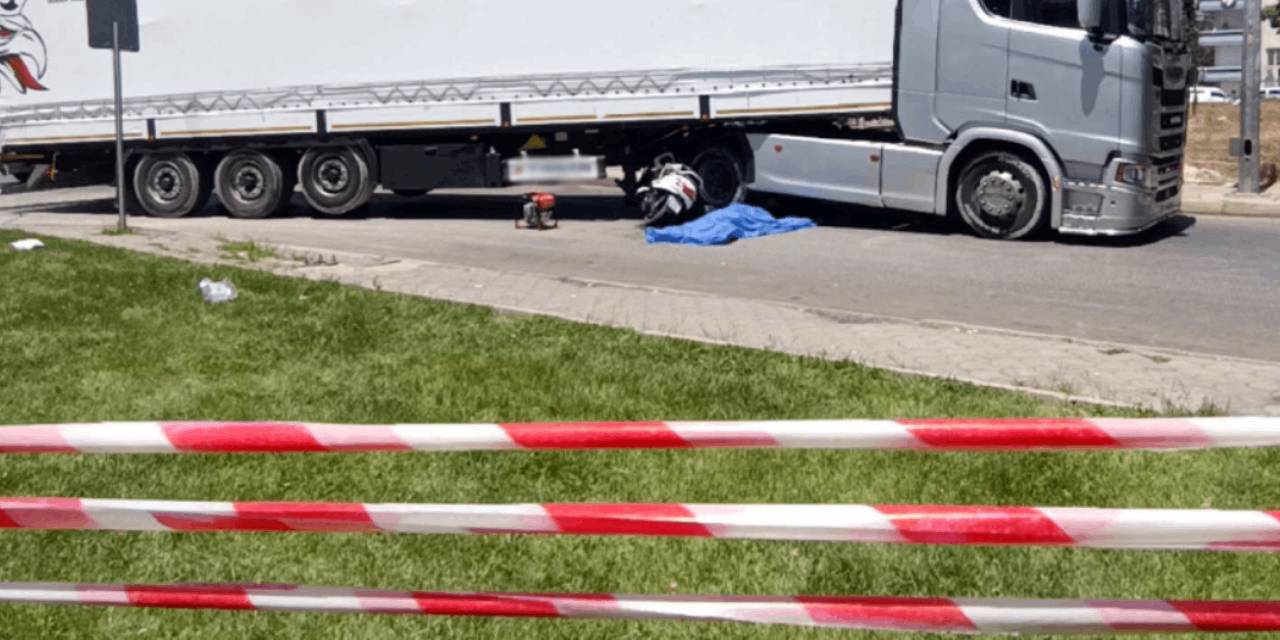 Fren tutmadı, hayat durdu: TIR çarpmasıyla motosikletteki 2 kişi öldü