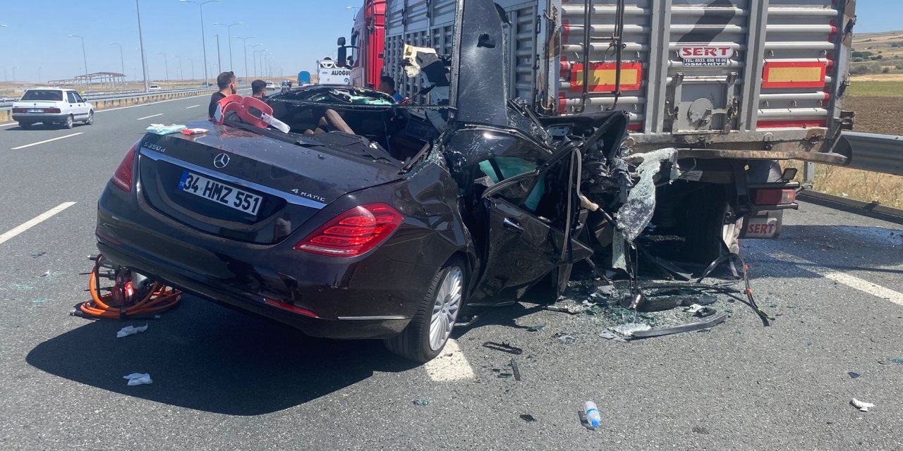 Tıra çarpan otomobildeki 2 kişi hayatını kaybetti