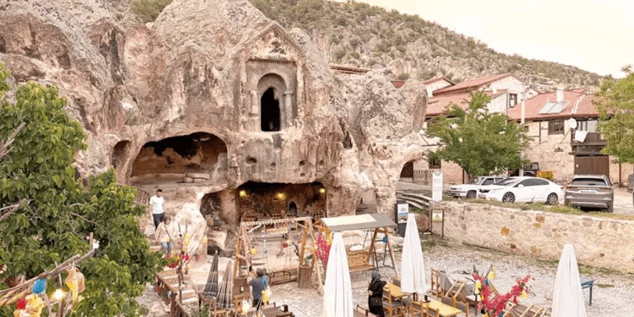 3 bin yıllık kaya mezara kafe açtılar!  Frigler böyle zulüm görmedi