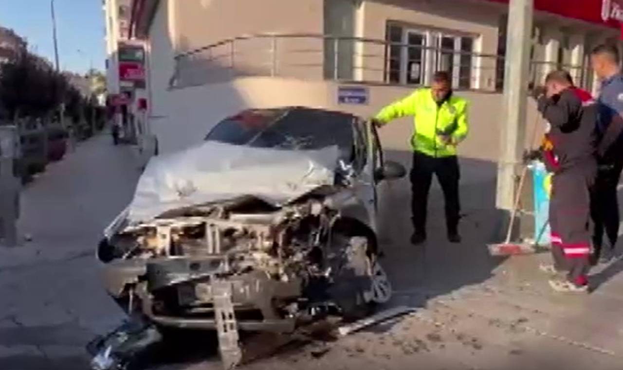 Otomobil ile kamyonetin çarpışması sonucu 4 kişi yaralandı