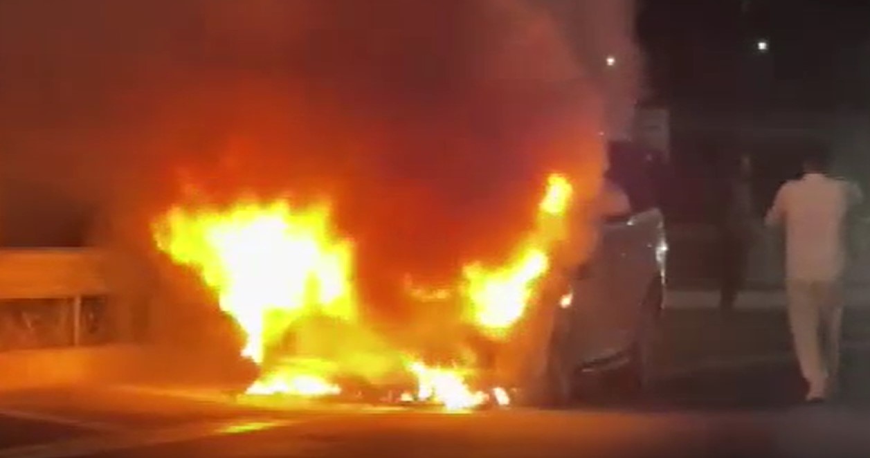 Seyir halindeki cip alev aldı, kullanılamaz hale geldi