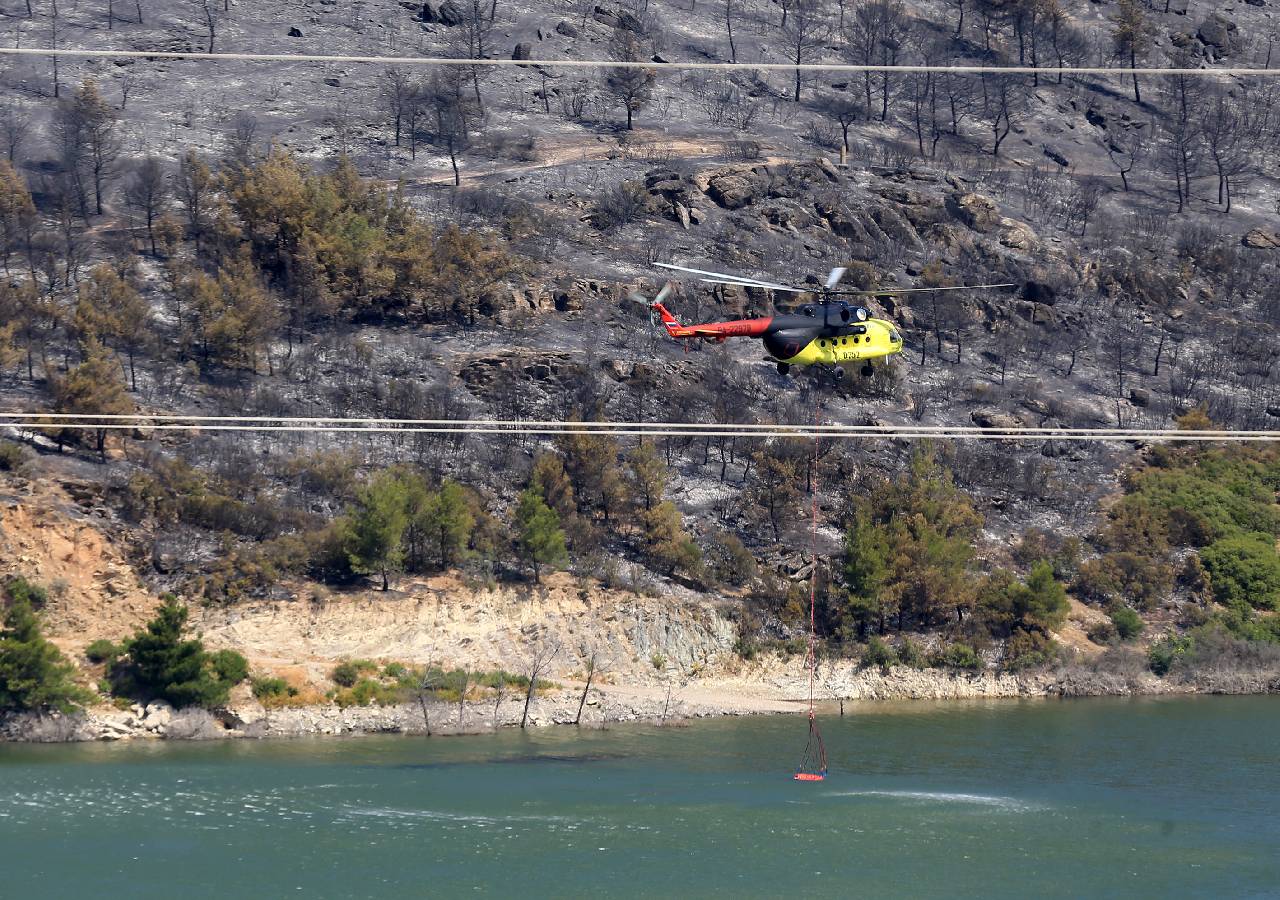 Akhisar'daki orman yangınına müdahale sürüyor