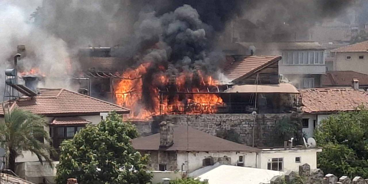 Adres bu kez Antalya: Otel ve iş yerleri yanıyor!