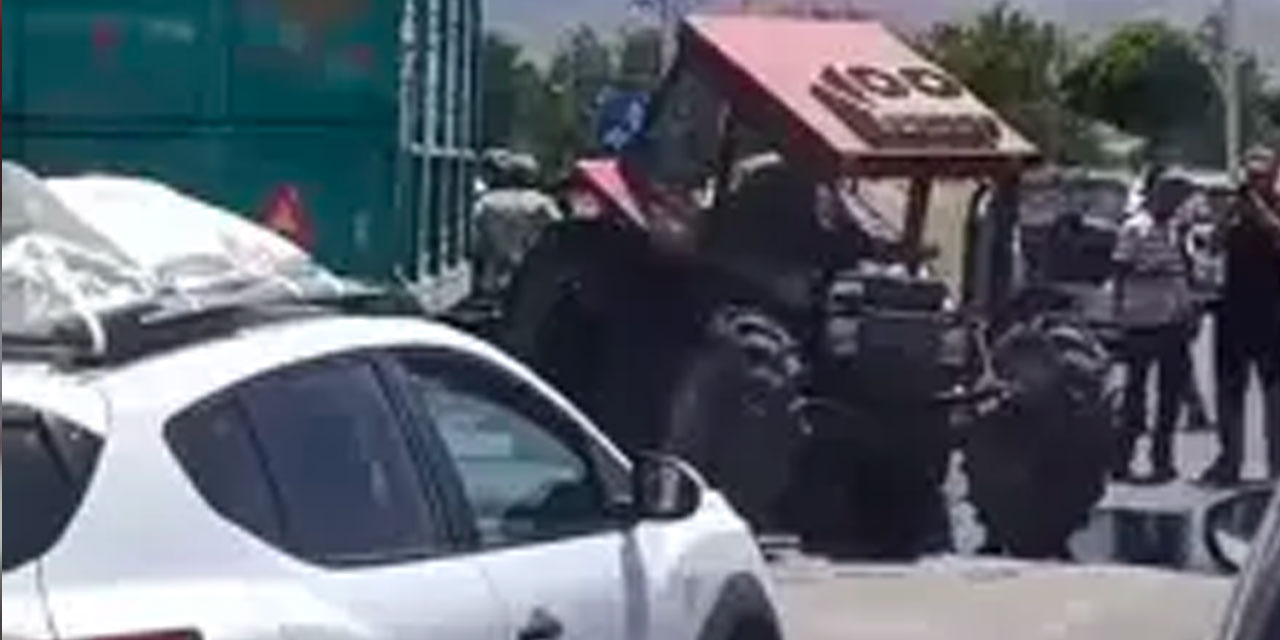 Otomobil ile traktör çarpıştı