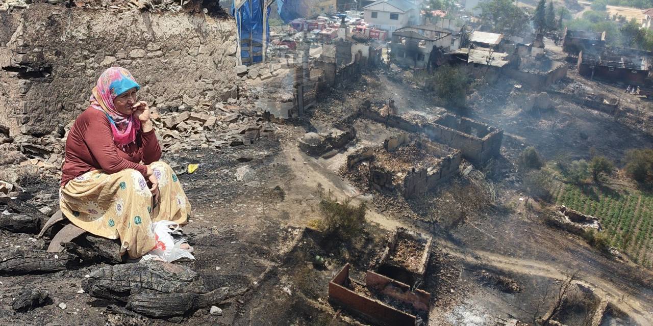 Bilecik'teki yangından geriye kül olmuş bir köy kaldı
