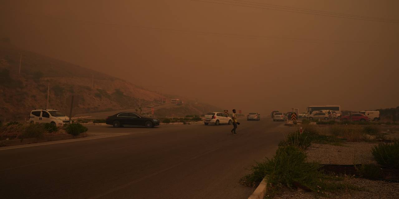 İzmir'de yangın nedeniyle havalimanı kapatıldı