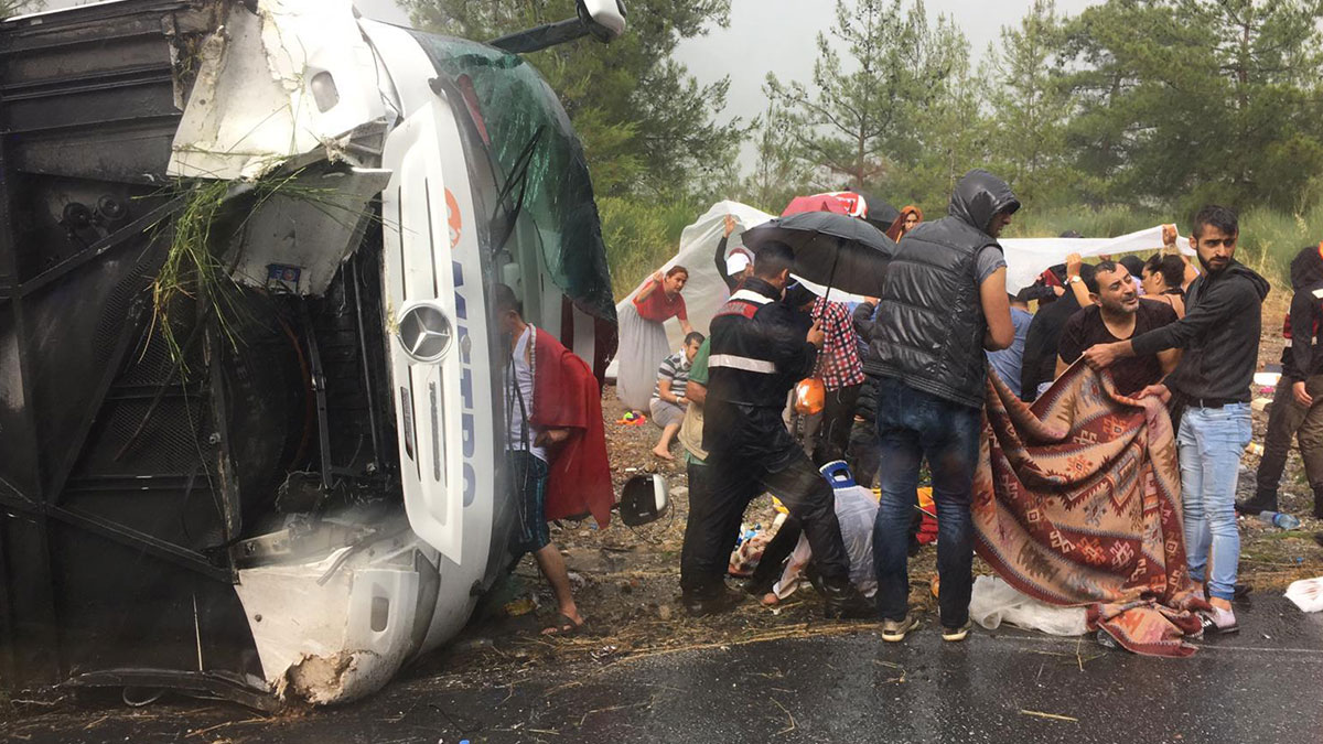 Antalya'da yolcu otobüsü devrildi: 4'ü ağır çok sayıda yaralı var