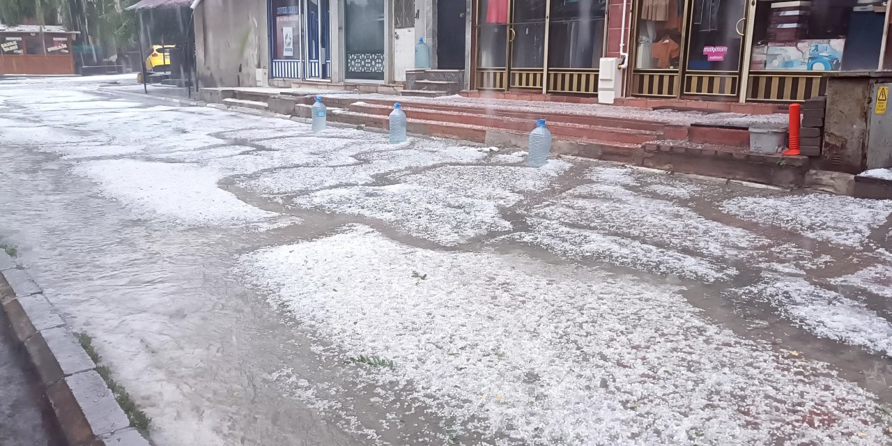 Yazın ortasında sokaklar beyaza büründü