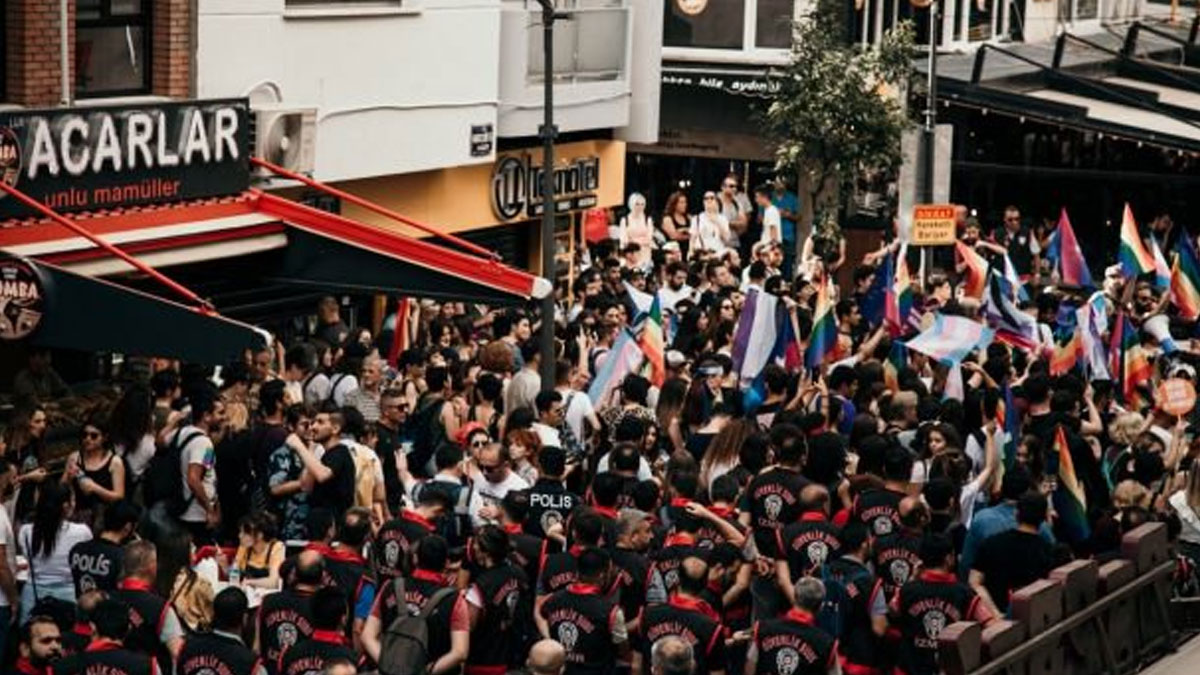 İzmir'de Onur Yürüyüşü'ne polis müdahalesi