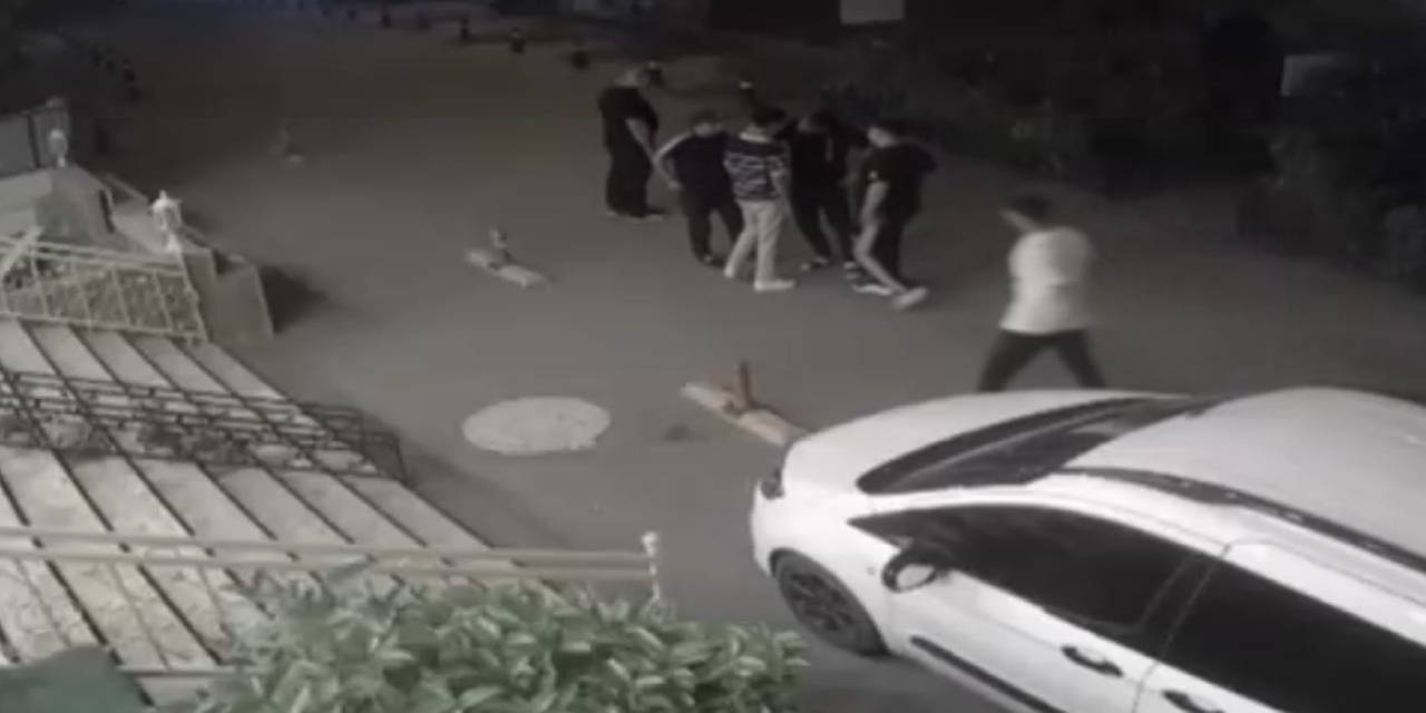 3 kişi arkadan yaklaşıp bıçakladı: O anlar kaydedildi