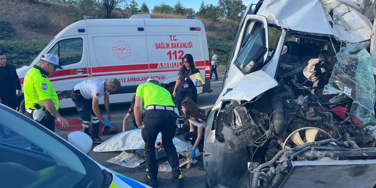 Minibüsün kamyona çarptığı kazada 1 ölü 5 yaralı