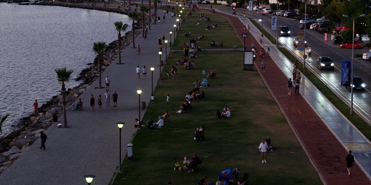 Sıcaklardan bunalanlar kaçtı: Sahilde iğne atsan yere düşmez
