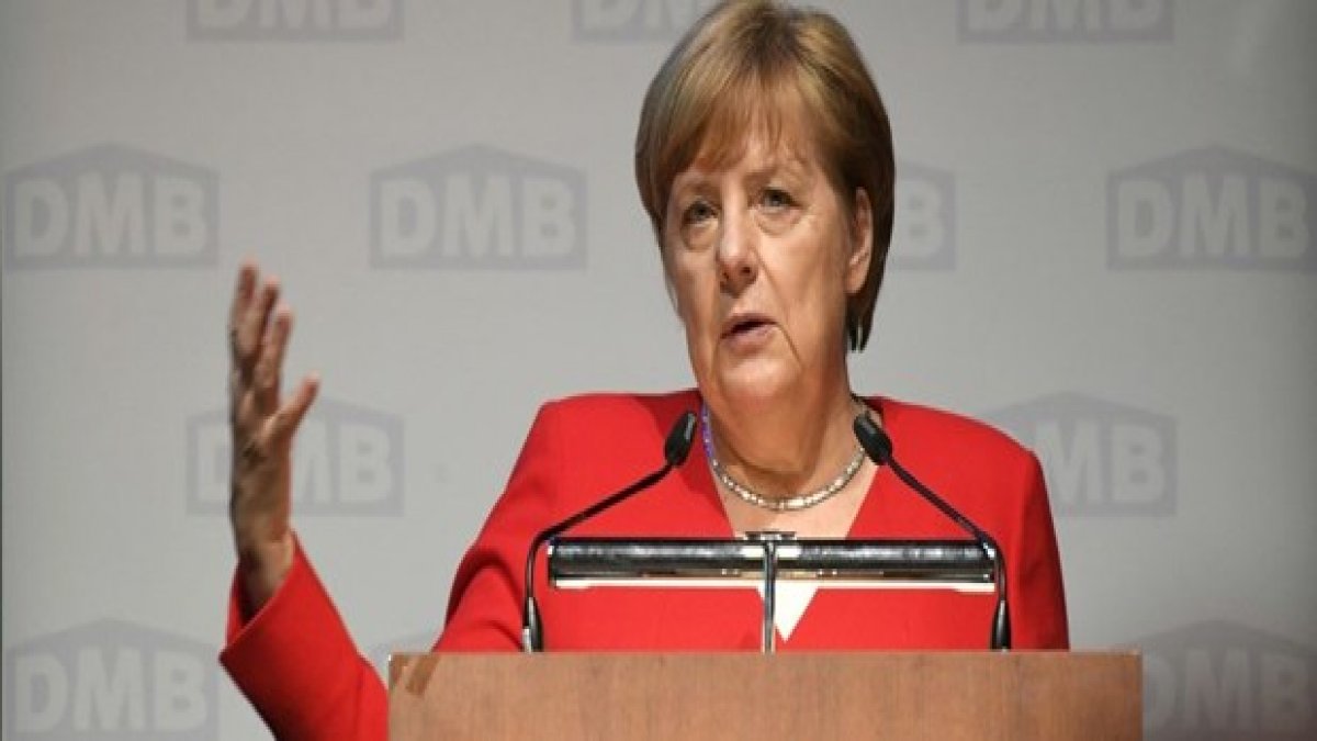 Merkel'den kamu kurumlarına "aşırı sağ" uyarısı