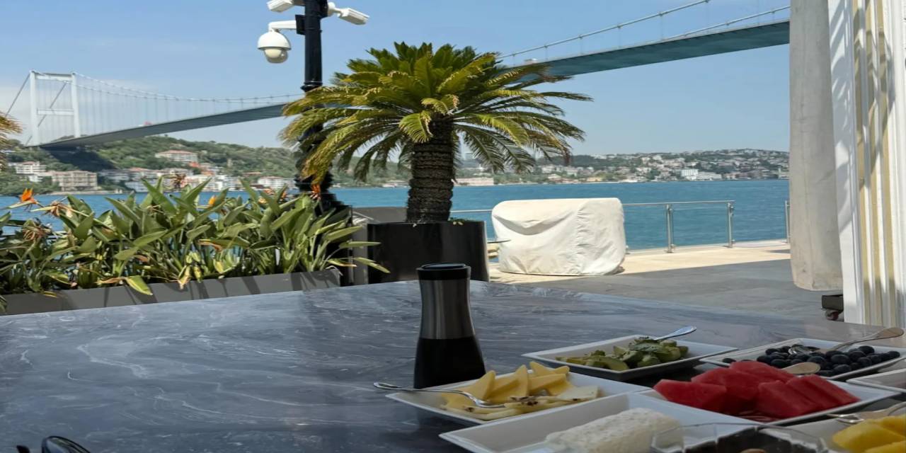 Bu fotoğrafı Ali Koç'un yalısından paylaştı: Dünyaca ünlü isim İstanbul'da ortaya çıktı