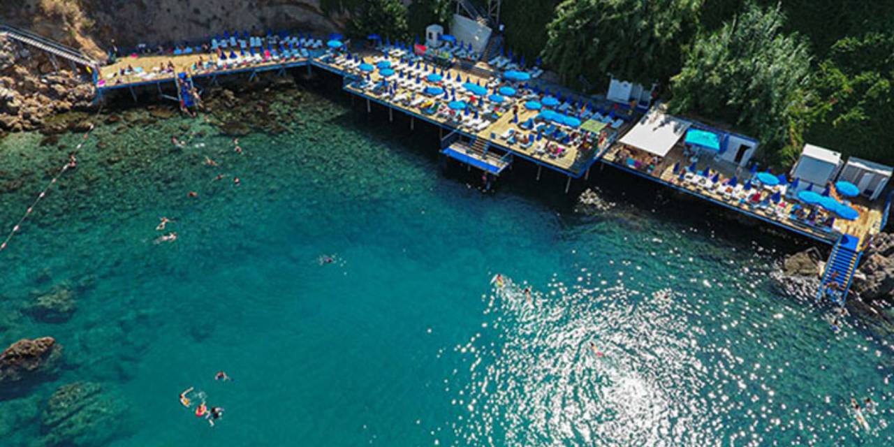 Belediye başkanı 'Aşılamıyor' diyerek açıkladı: Antalya'nın o plajlarında bu yıl da aynısı oldu