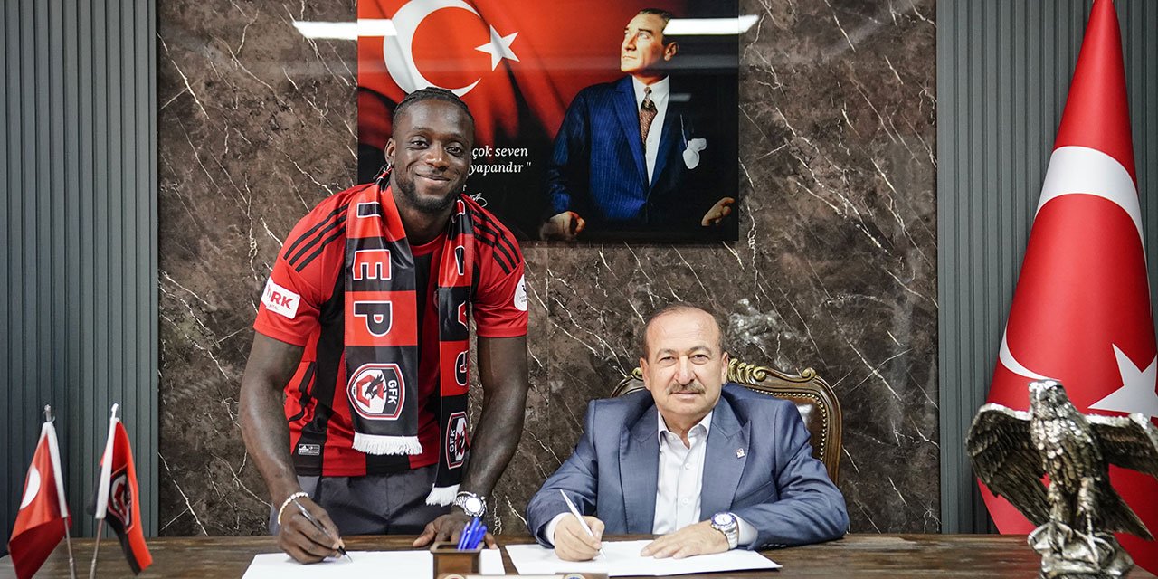 Surinamlı Abena imzayı attı