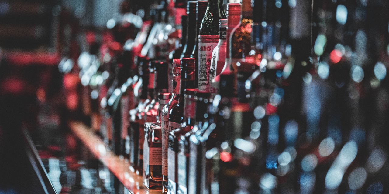 Adana'da alkol satış saati yasağına uymayan 64 işletmeye 32 milyon lira ceza