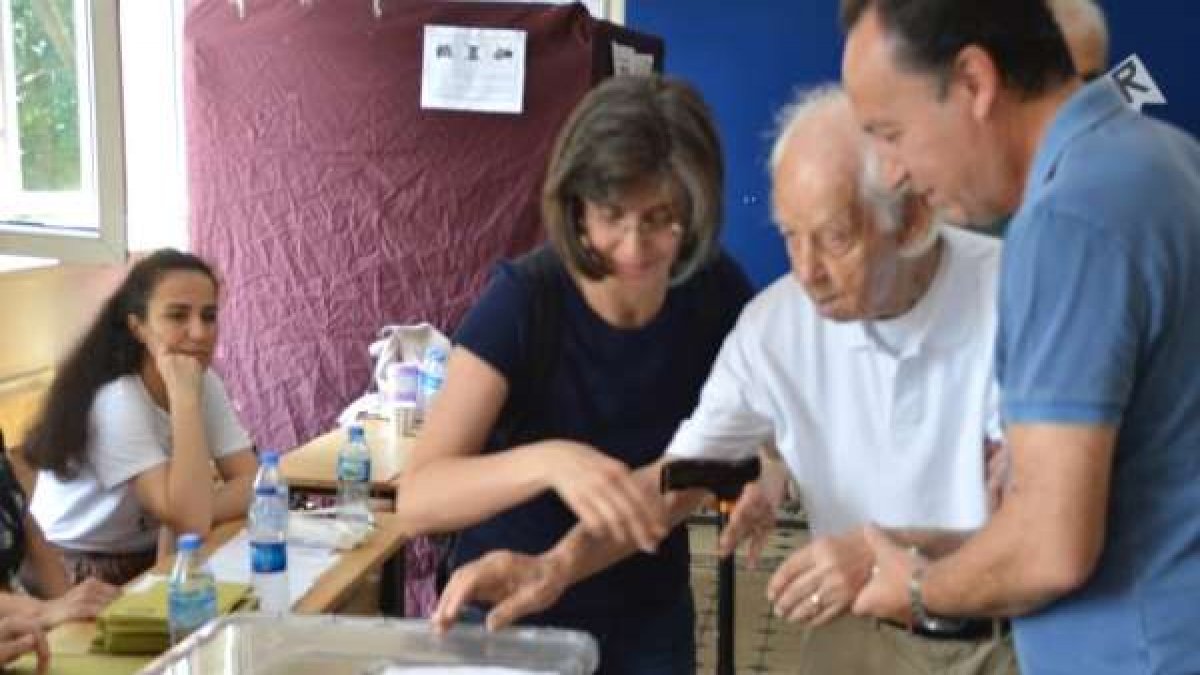 96 yaşındaki emekli albay, bastonu ile oy kullanmaya gitti "sandığa gidin" çağrısı yaptı