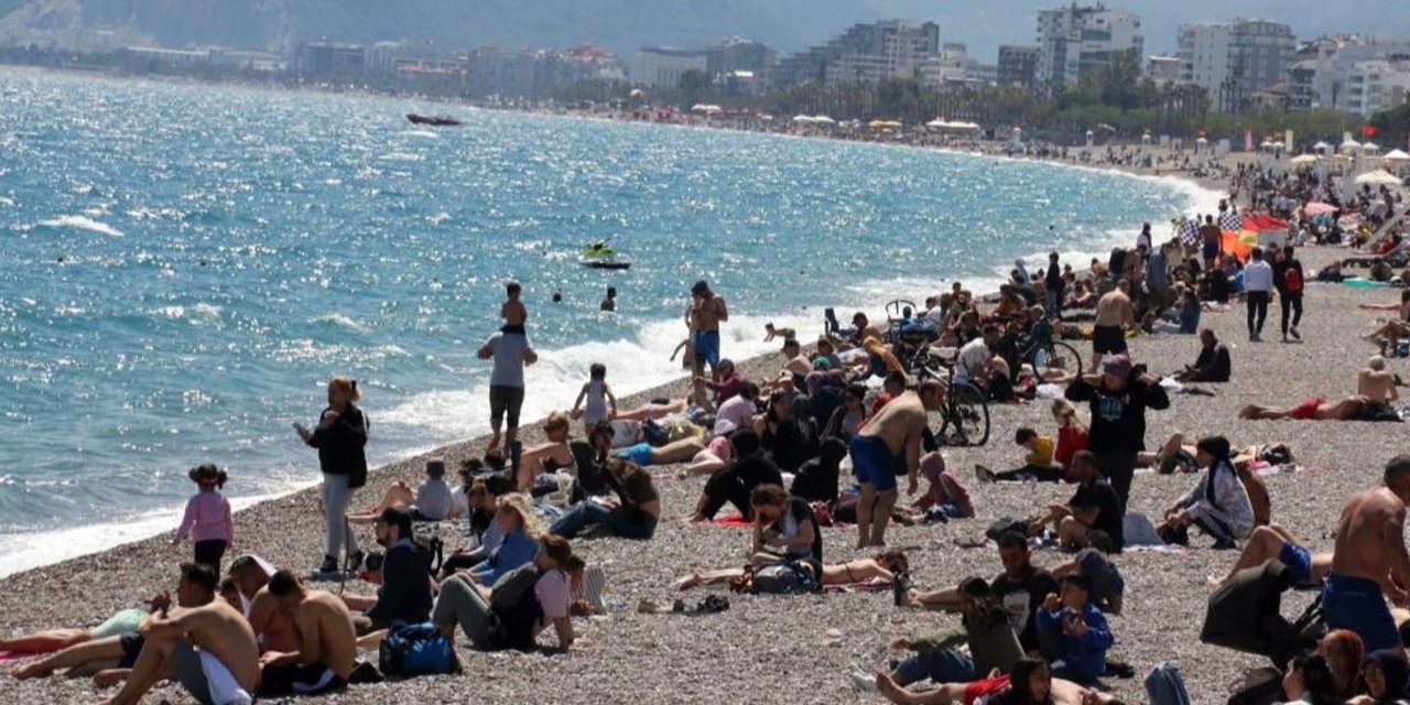 Antalya'nın sıcağı,soluğu sahilde aldırdı