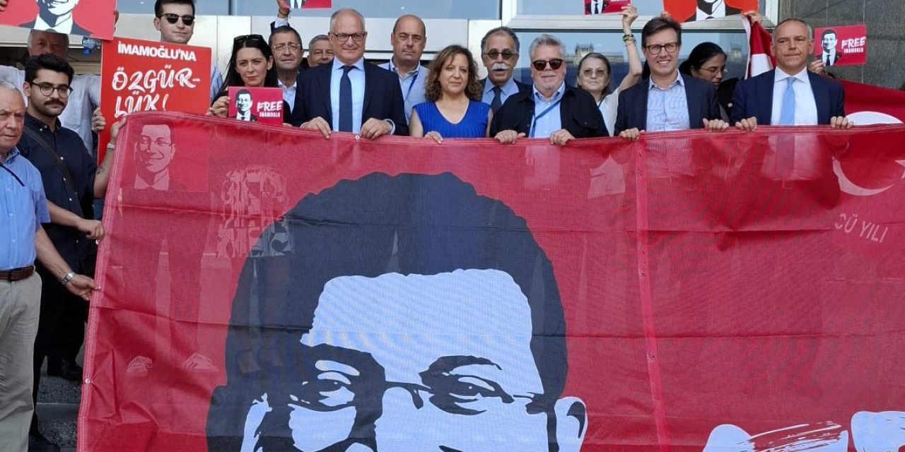Avrupa'nın göbeğinde İmamoğlu pankartı